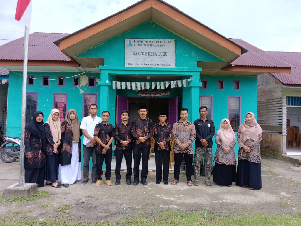Foto Bersama Kepala Desa, Perangkat Desa dan BPD di Kantor Desa Lugu